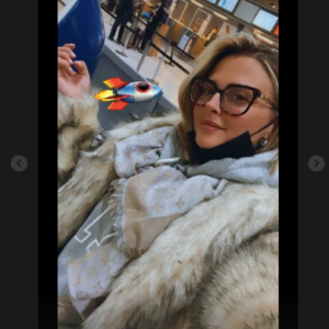 Kelly Vedovelli : agressée en raison de sa tenue à l'aéroport, elle s'exprime