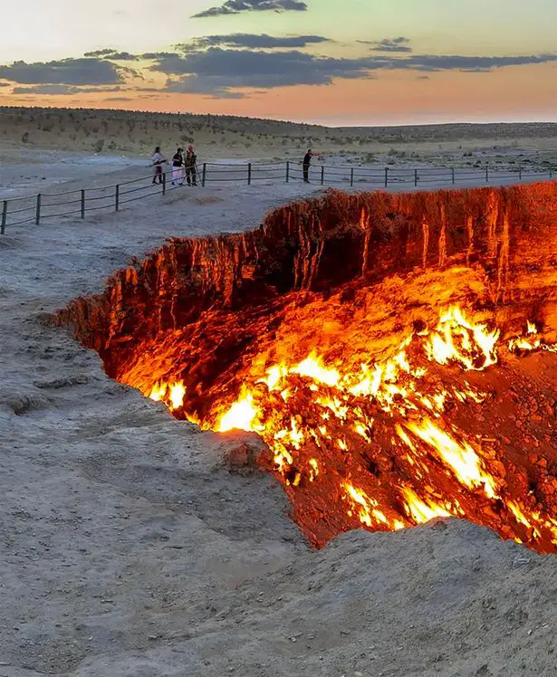 Le terrifiant cratère "Porte de l'Enfer" qui a brûlé pendant 50 ans va finalement être éteint