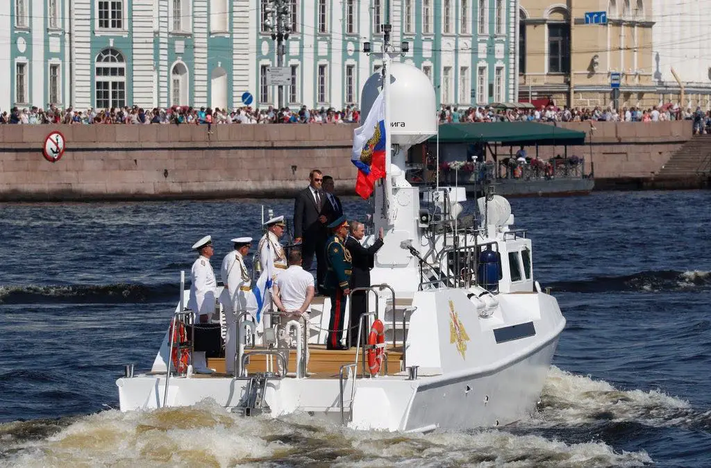 L'Ukraine détruit le bateau de parade de Poutine avec une bombe à guidage laser