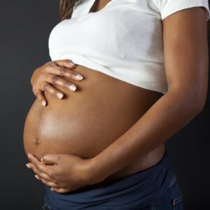femme noire enceinte