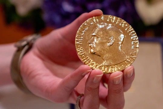 Un journaliste russe vend son prix Nobel de la paix à plus de 100 millions $ pour aider l’Ukraine 
