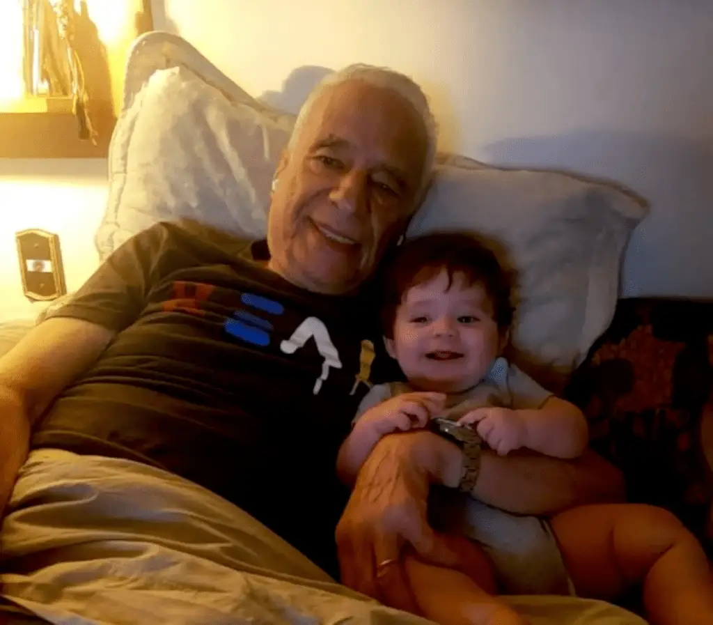 Grand-père de trois petits-enfants, il devient à nouveau papa à 83 ans (vidéo)