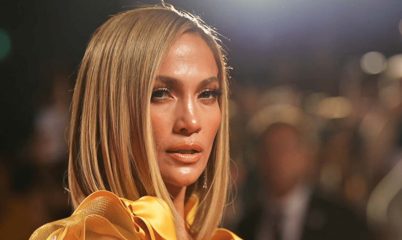  Jennifer Lopez : cet accessoire hyper bling-bling qu’elle emporte partout