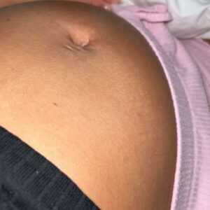 Carla Moreau : enceinte de son 2ème enfant ? Elle montre son ventre rebondi