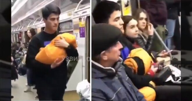 Un jeune homme fait croire aux passagers du métro qu’il tient un bébé dans ses bras pour trouver une place