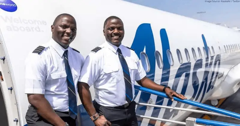 Des jumeaux deviennent pilotes pour la même compagnie aérienne
