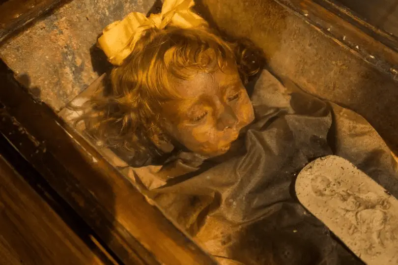 Le corps momifié d'une fillette morte en 1920 aurait cligné des yeux devant des touristes-Photos