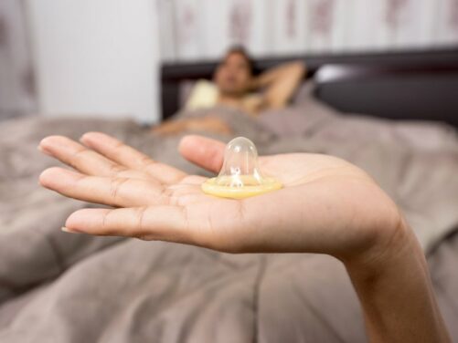 Une mère perce les préservatifs de son fils pour le forcer à avoir un enfant