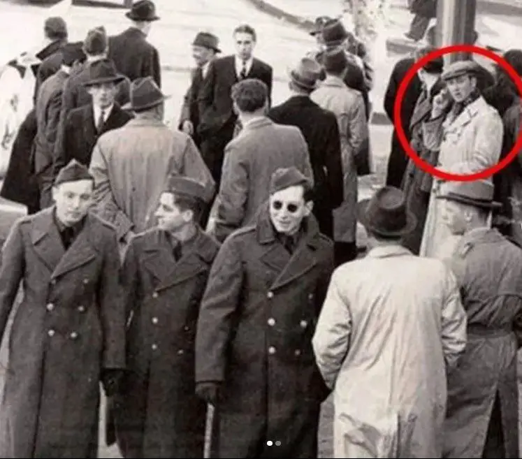 La photo d'un homme avec un ´téléphone portable’ dans les années 1940 devient virale