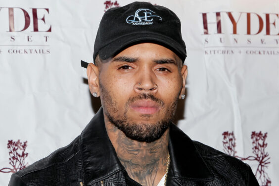 Chris Brown accusé de viol ! Le chanteur met en vente des t-shirts insultant la plaignante. 